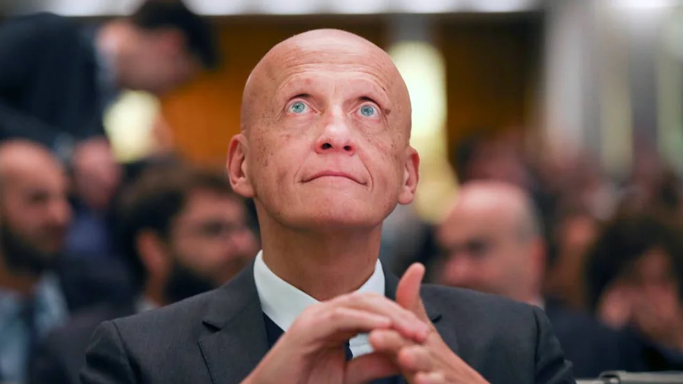 Modefrisyr? Förre fotbollsdomaren Pierluigi Collina.
