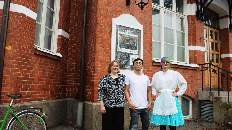 Lovisa Strömberg, Christoffer Hernandez och Lova Skillborg gör sig beredda för att tillsammans med sin musikalklass möta Vimmerbypubliken i föreställningen Drömmars café.