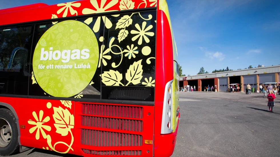 Biogas. ”Det vore rimligt att kräva att alla samhällsbetalda transporter körs på biogas”, skriver Mattias Goldmann, VD Tankesmedjan.