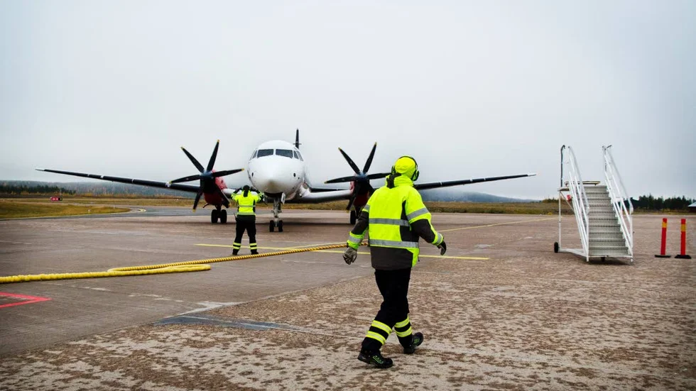 Gällivare flygplats öppnar igen, men vem kan tänka sig förlänga banan så att större flyg kan landa och billiga flygbiljetter skapas? Det undrar K Andersson.