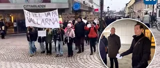 Här tågar de mot Stadshuset – i protest mot beslutet