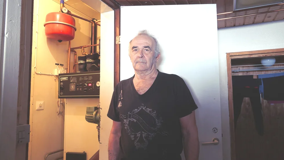 Lennart Fredriksson, från Skuthamn, har drabbats av skenande pelletspriser. "Det finns ingen som tänker på den lilla människan", säger han.