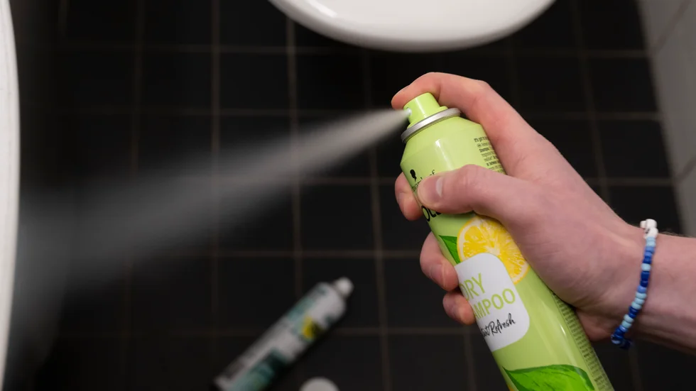 Att inhalera torrschampo eller liknande sprayer kan innebära livsfara, varnar läkare.