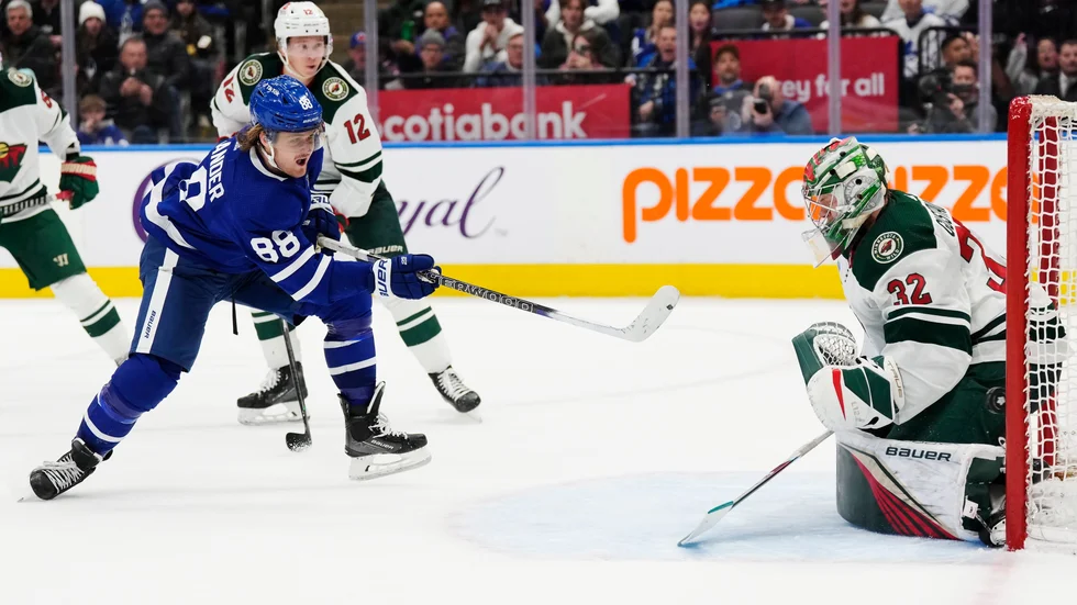 William Nylander överlistade Filip Gustavsson.