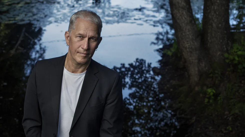 Mats Söderlund (född 1965) är författare och poet. Essäboken "Härlig är jorden" ackompanjeras av diktboken "Eskatos, tystnaden tillhör inte oss" (Albert Bonniers förlag).