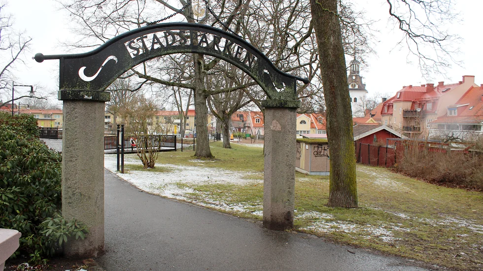 En invånare vill ha en hundrastgård bredvid ingången till Stadsparken. Tre av fyra sidor av gräsytan är ju redan inhägnad, resonerar hen. 