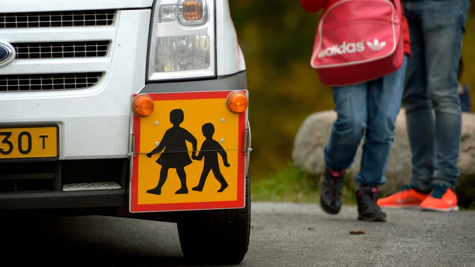 Över 100 elever som bor i Bredsand blir utan busskort nästa läsår.