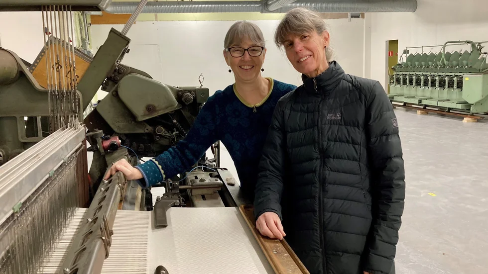 Vävstolarna kommer på plats en efter en i den nya lokalen i Söderköping. "Det är noga att de sätts i rätt ordning och precis på rätt sätt", säger Helena Höglund och Maja Magnuson Wiklund, som nu får ett digert arbete med att få igång maskinparken igen.