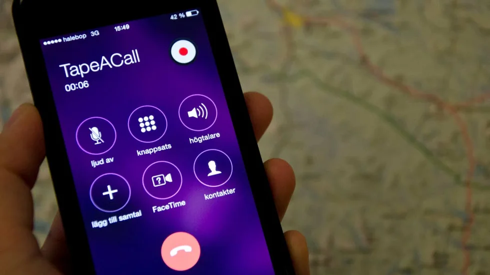 APP. Appar för att spela in telefonsamtal finns att ladda ner gratis till de flesta mobiltelefoner idag.