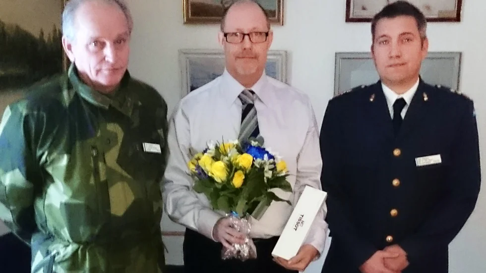 Belönad. I samband med den årliga jullunchen för operativa ledningstekniska bataljonen, Boden, tilldelades Peter Laestadius utmärkelsen nit och redlighet i rikets tjänst, NOR. Från vänster Rolf Frohm, Peter Laestadius och Jan Pasma.