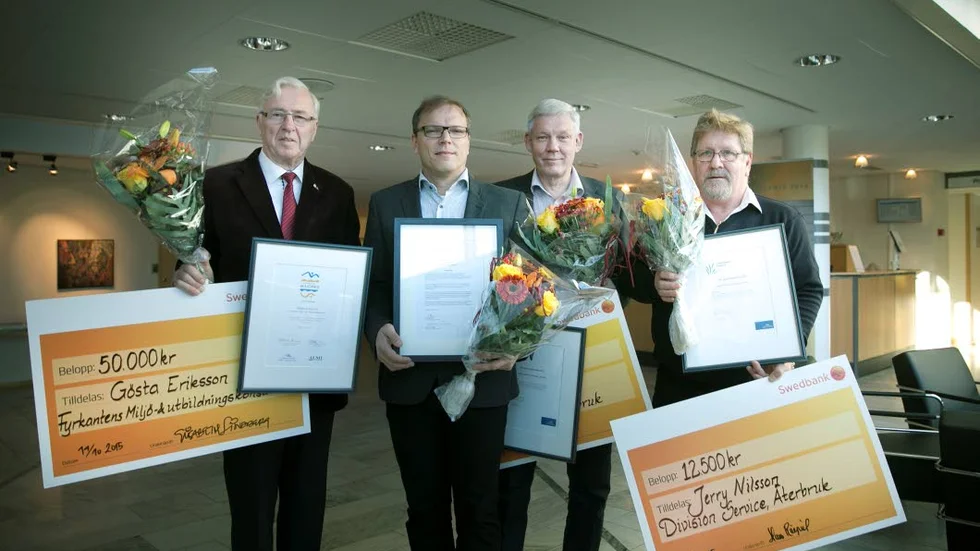 GLADA PRISTAGARE. Från vänster: Gösta Eriksson, Fyrkantens miljö- och utbildningskonsult. Mats Lindgren, D-Flow Technology. Peter Gillnäs och Jerry Nilsson, Division Service.
