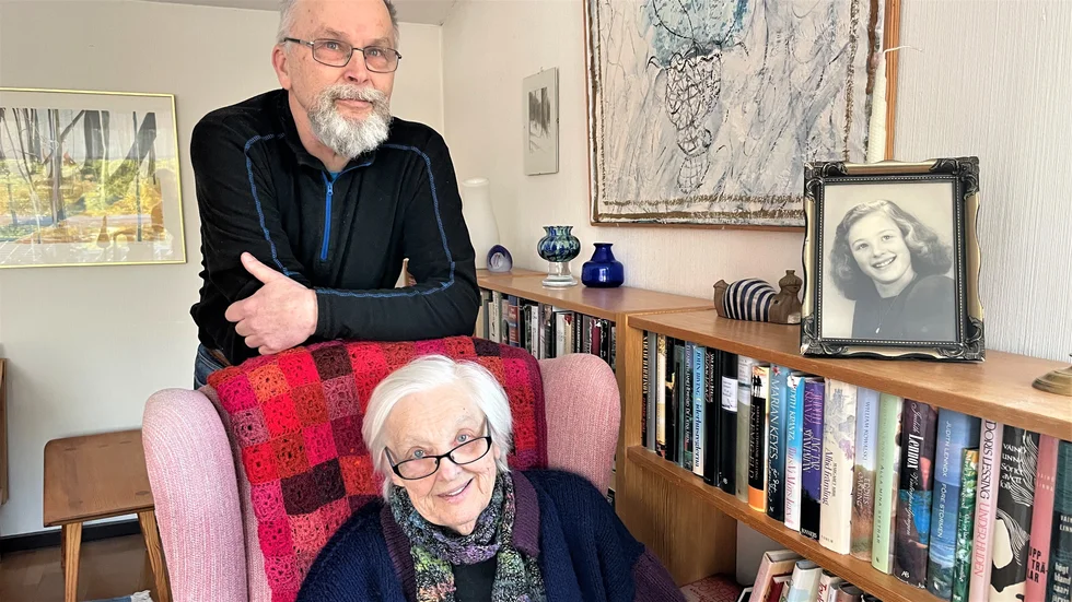 Kerstin Söderberg med sonen Mikael Söderberg som hittade Elsie Johanssons dikter till Kerstin av en slump. Till höger ett foto av Kerstin Söderberg som ung.