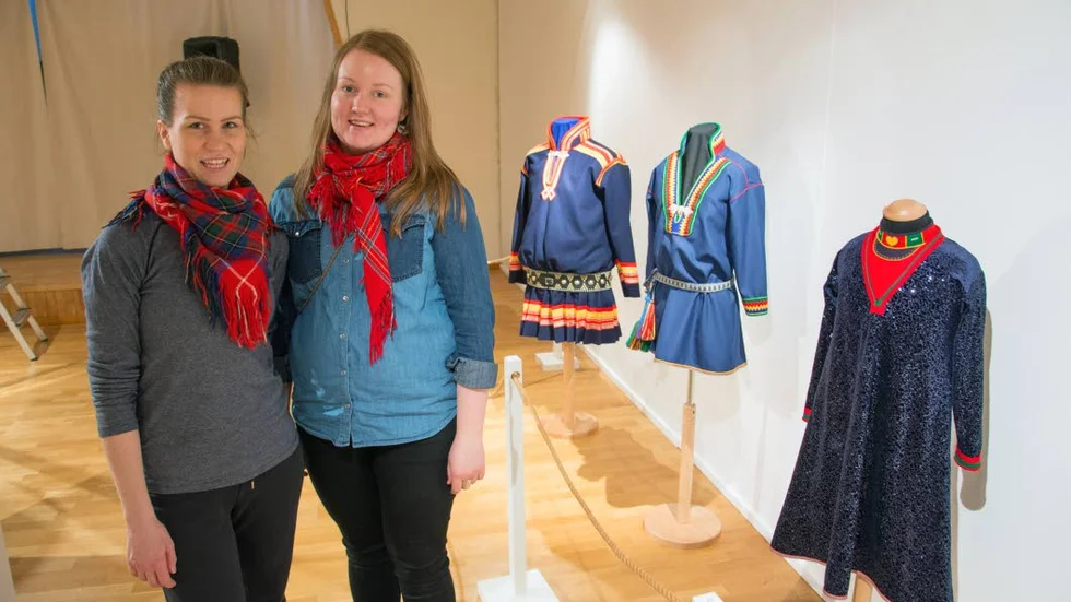 norskt. Elena Juni Paulsen från Tysfjord och Kristine Maria Blind Heland från Sulitjelma går andra året och ställer uttextila verk.
