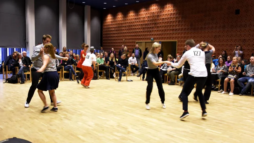 FULLT ÖS. Det var fullt ös i Stadsöskolans aula när Luleå bugg och swing ordnade dans från morgon till kväll.