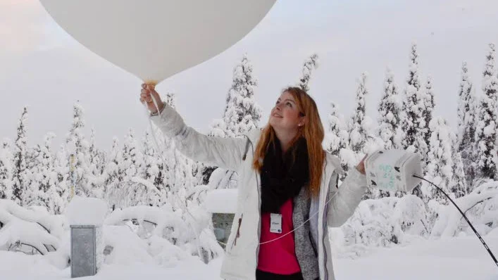 SLÄPP. Theresie Hestad har varit med i det dagliga arbetet på Esrange. Bland annat har hon släppt upp väderballonger som mäter vinden är på 30 km höjd innan uppskjutning av raketer.
