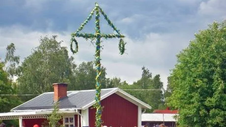 TRADITIONSENLIGT FIRANDE. Midsommarfirandet vid hembygdsområdet i Boden lockade som vanligt mycket folk. Foto: PERNILLA ANDERSSON