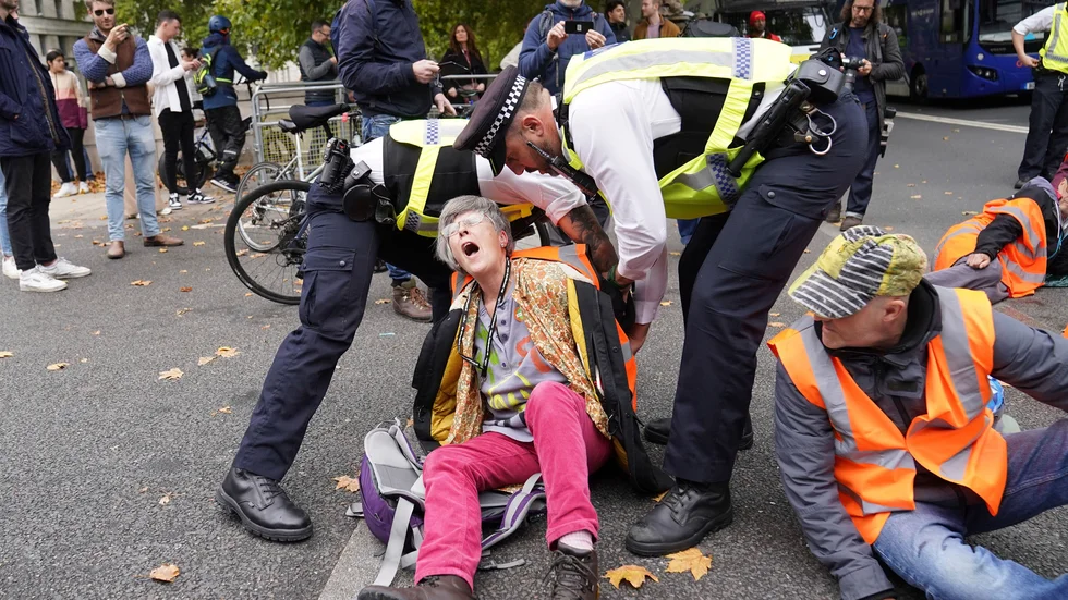 Aktivistgruppen Just Stop Oil konfronterades av polis under en demonstration i London tidigare i höst.