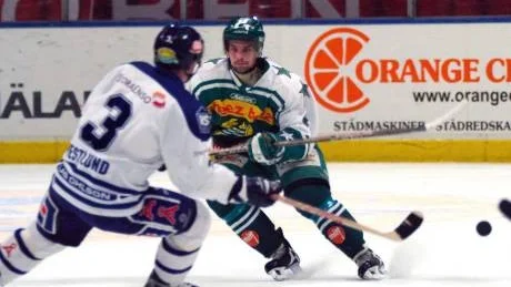 STOCKHOLM 4 APRIL 2004
KVALSERIEN ISHOCKEY HAMMARBY-LEKSAND.
HAMMARBYS JOHAN EJDEPALM FÖRSÖKER TA SIG FÖRBI LEKSANDS TOMMY WESTLUND.
Foto: Nils Petter Nilsson  Kod: 4024
COPYRIGHT PRESSENS BILD