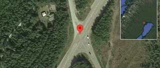 Personbil stillastående på E4 - helt stopp i ett körfält