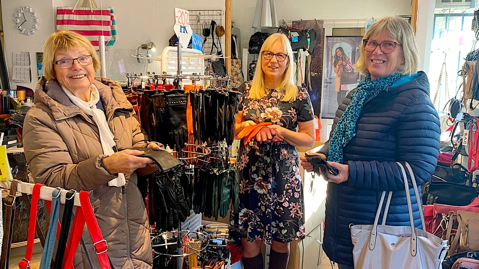 Annika Klaman driver affären Väskor & Mera, en av de butiker som klarat sig länge i Enköping trots tuffa tider. Kunderna Majvor Rosén och Birgitta Pettersson försöker alltid handla lokalt och uppskattar den personliga servicen.