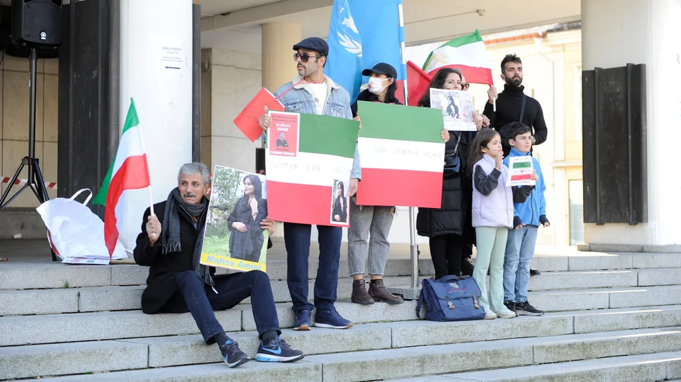Människor stod samlade i stadshustrappan för att visa sitt stöd för kvinnorna i Iran.