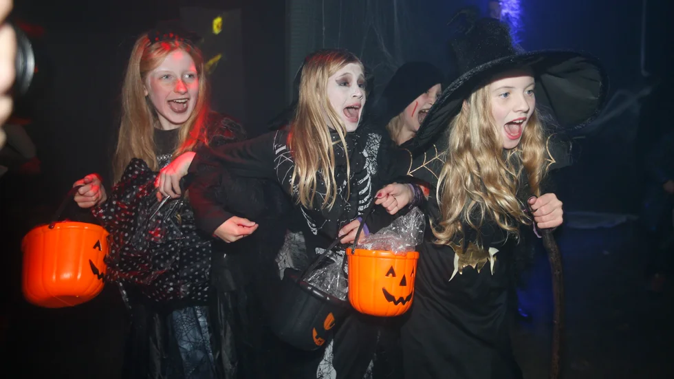 Att fira halloween är en rätt ny tradition i Sverige, men att klä ut sig och tigga godis har blivit omåttligt populärt bland barnen.