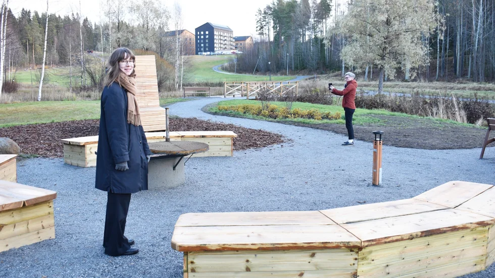 Elsa Karlberg vid den nya grillplats som byggts och i bakgrunden Berit Juvonen som också har arbetat med projekten.