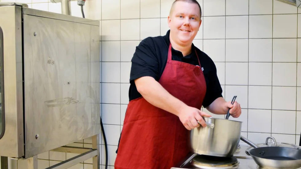OROAR SIG. Tillträdande kommunalråd Tomas Vedestig (Öfa) hade önskat en dialog mellan kommunen och Migrationsverket angående ett asylboende med 200 platser i Övertorneå. Han hade också önskat en längre förberedelsetid för att lösa skolfrågan och boenden framöver.