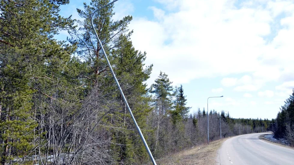 Påkörd. Den här lyktstolpen på Hertiggatan i Malmberget blev på onsdagsmorgonen demolerad av ett släp från en Falcksbuss.