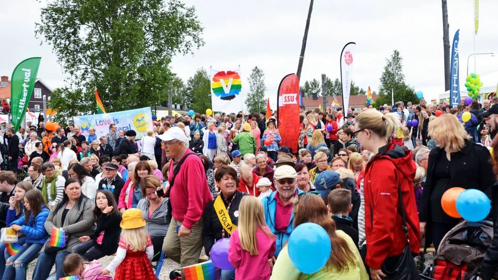SAMLADE. Över 800 personer samlades på soltorget för att tåga i Tornedalens första prideparad. Nu ska Tornedalen pride synas även i Stockholm.