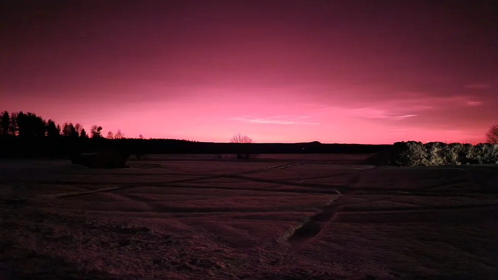 Rosa himmel i Roknäs.