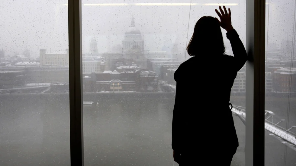 Från en utsiktsplattform på Tate Modern kan besökarna se in i fyra lyxlägenheter med glasväggar. Arkivbild.