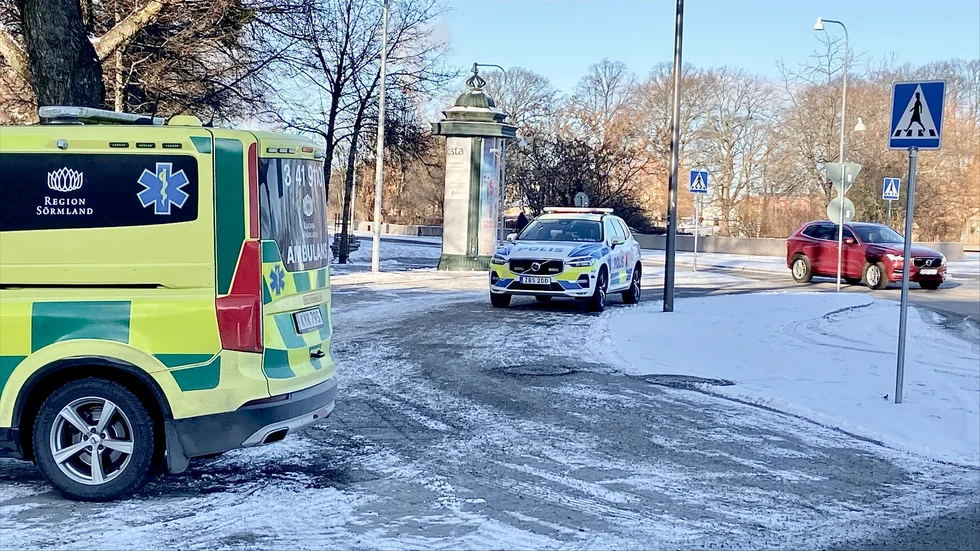 Polis och ambulans på plats.