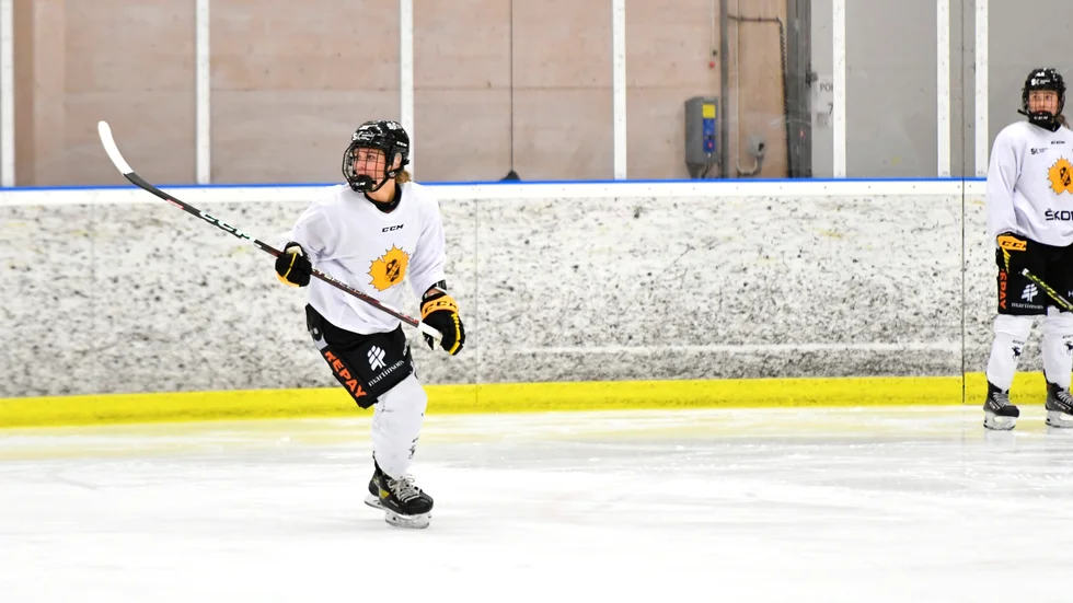 ”Jag tänkte själv inte spela någon mer hockey hemma, men när jag blev kontaktad vände det fort”, säger Tyra Meropoulis, som anslutit till Skellefteå AIK.