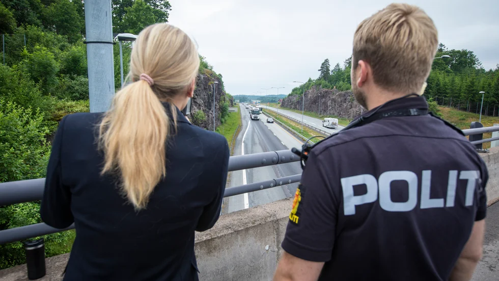 Utrykningspolitiet håller koll på trafiken i Norge. Foto från när justitieminister Emilie Enger Mehl (till vänster) besökte en trafikkontroll i somras.