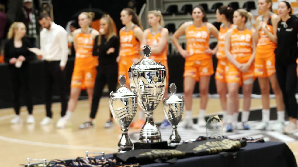 Dolphins fick bara kika på cuppokalerna. Den största, för turneringsvinsten, hamnade i Luleås ägo efter 105–63 i finalen.
