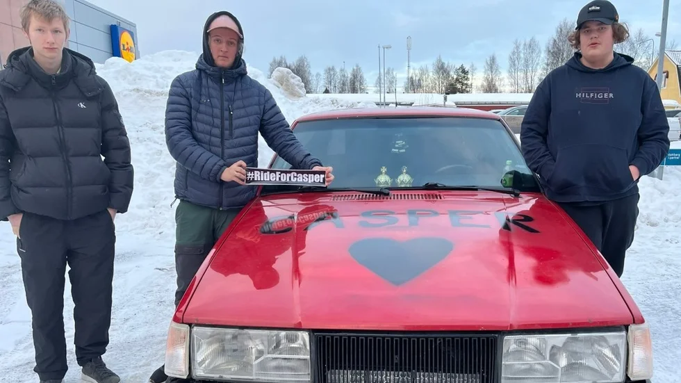 Caspers vänner Lucas Lindgren, Tim Nilsson och Eddie Forsberg deltog i onsdagens minneskaravan för Casper och spred hashtaggen #RideForCasper i sociala medier.