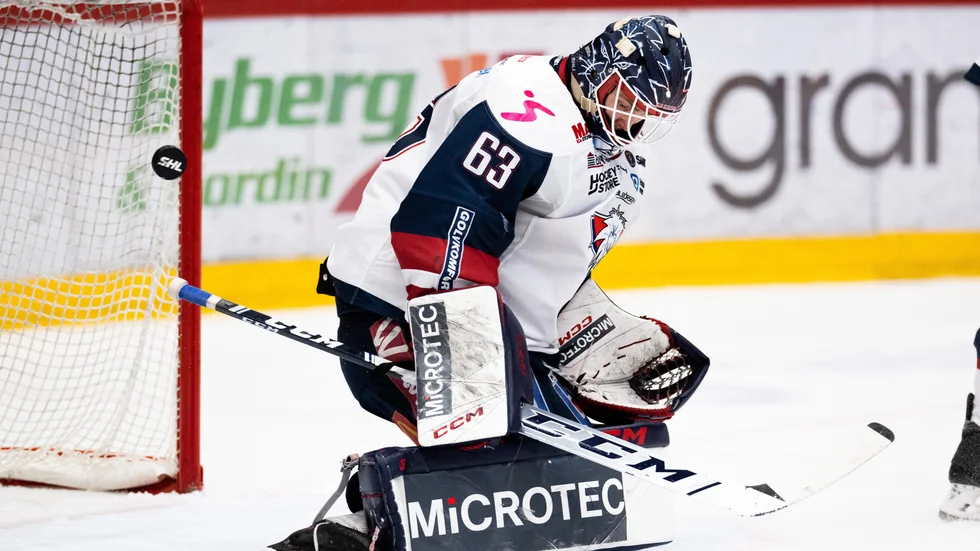 LHC:s målvakt Marcus Högberg lyckas inte stoppa alla puckar i dag.  