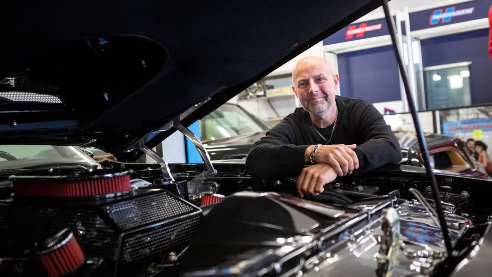 Inför utställningen är bilen uppolerad och blänker fint i garageljuset. Det nedlagda arbetet kan dock behövas göras om inför mässan. "Jag har inte fått tag i en täckt trailer, så om det regnar måste vi polera om den på plats".