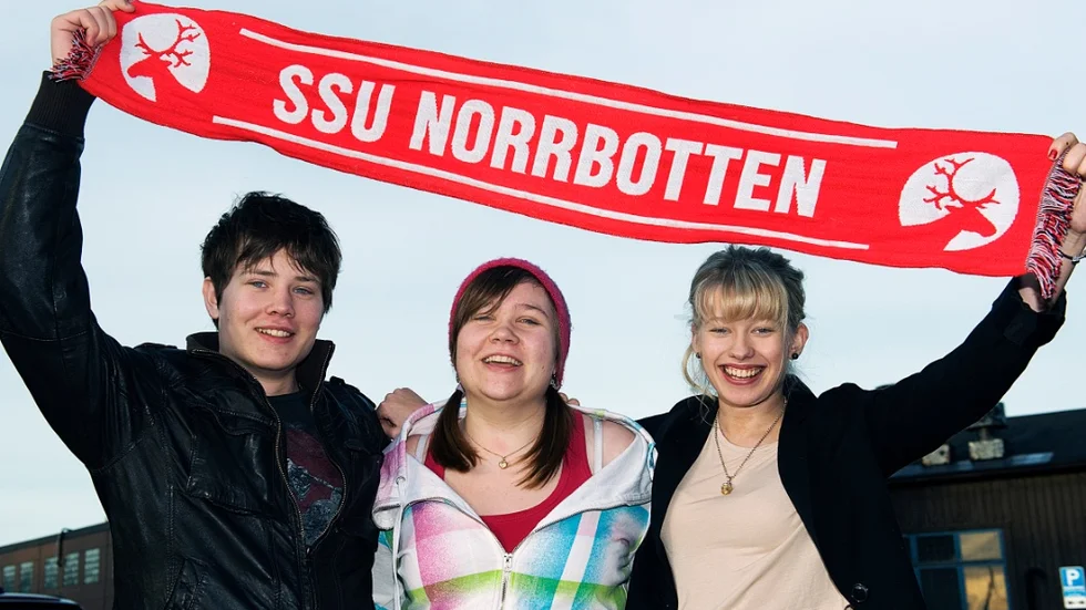 Ebba Bergqvist, mitten, är nyvald ordförande för SSU Norrbotten. T v Robert Bergqvist och t h Emmeli Nybom. Bilden är från 2011 när SSU åkter på turné till länets högstadie- och gymnasieskolor.
