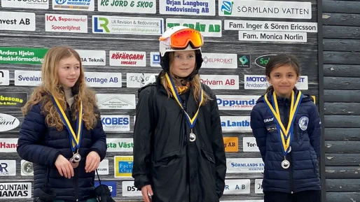 Snowboard var ingen tävlingsklass i Båsenberga alpina KM, men Iris Nensen, Lina Hansson och Pollie Klint Bengtsson fick alla medaljer efter sina åk.