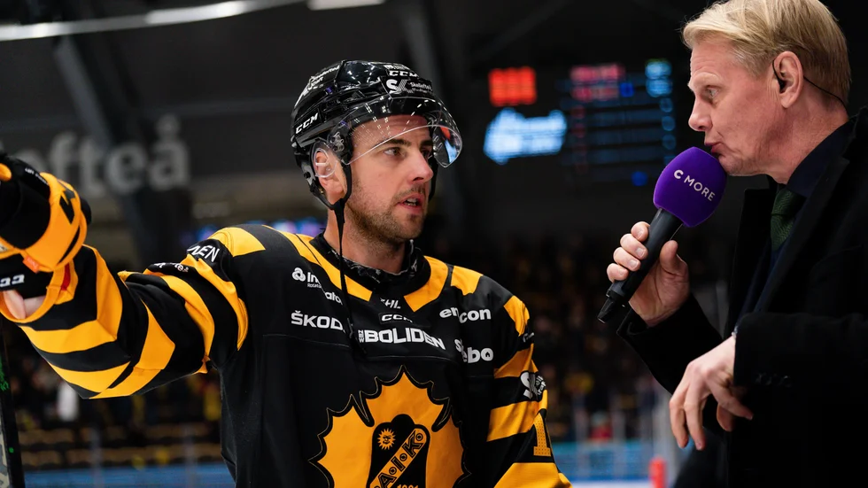 Joakim LIndström blir intervjuad av Niklas Wikegård. AIK-stjärnan nådde sin 100:e poäng i slutspelssammanhang.
