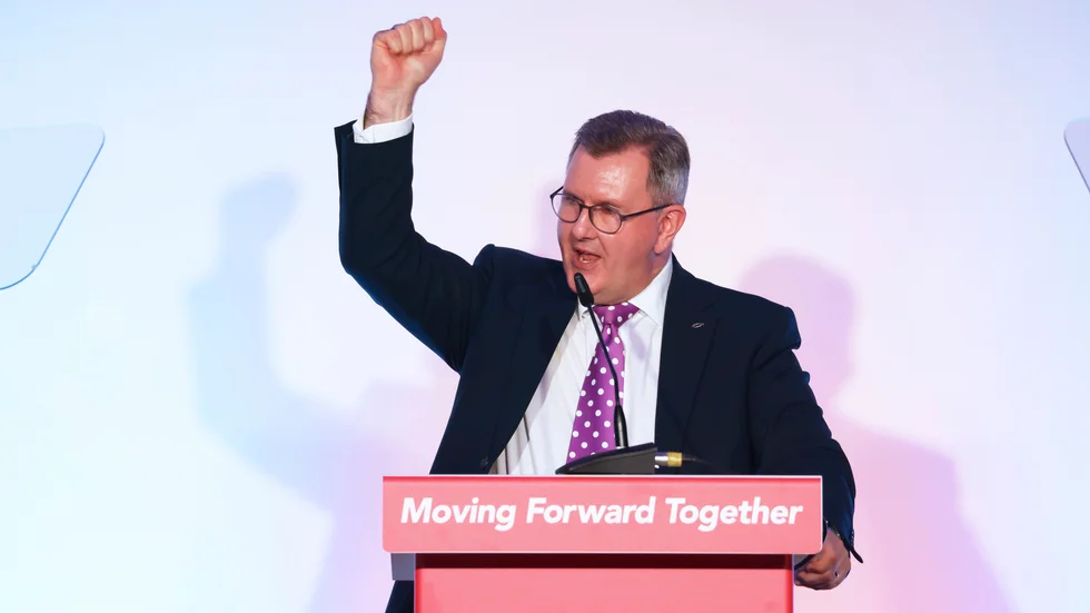 DUP-ledaren Jeffrey Donaldson. Bild från partikongress förra året.
