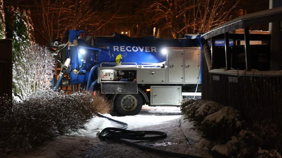 En sugbil kallades till Nyby i Uppsala för att lösa proppar i lägenhetshusets stam. 