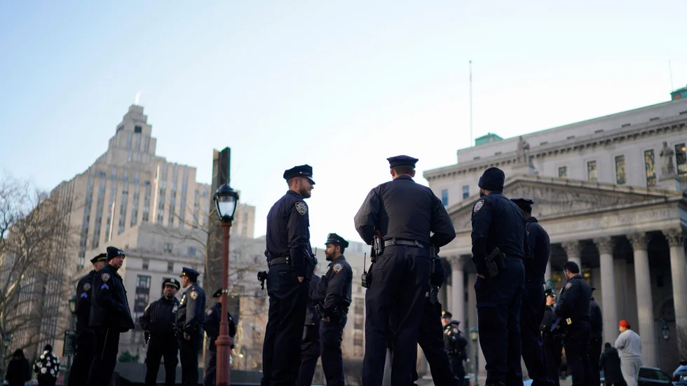 Poliser i väntan på eventuella protester i New York under tisdagen.