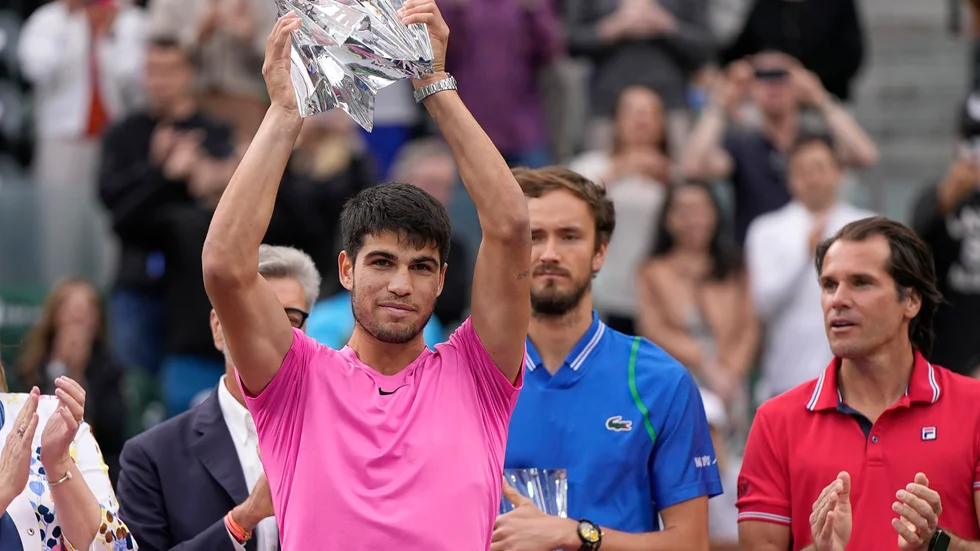 Spanske tennisstjärnan Carlos Alcaraz vinner ATP-turneringen Indian Wells efter att ha besegrat ryske Daniil Medvedev.