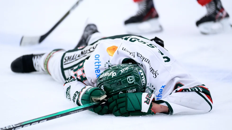 Tingsryds Felix Olsson blev liggande på isen sedan han träffats av en armbåge i huvudet av VIK:s Carl-Henrik Edwardsson.