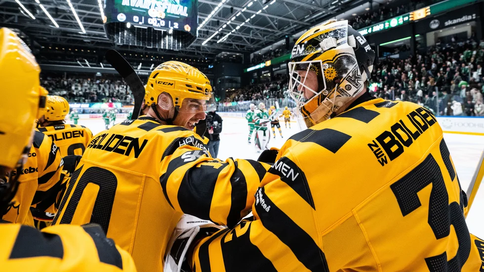 Joakim Lindström och Linus Söderström firar efter segern i den andra kvartsfinalen mot Rögle BK.