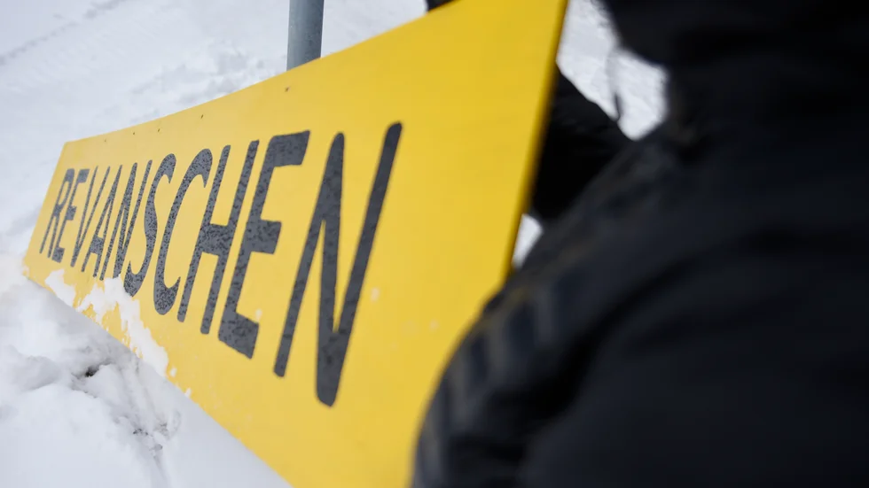 En person bakom arrangemanget visar upp skylten som placeras ut över hela Norrbotten inför sommaren.