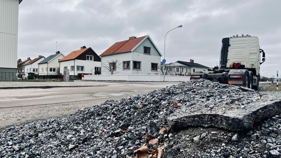 En boende i Djurgårdsområdet tycker att tunga fordon borde köra lugnare i området.